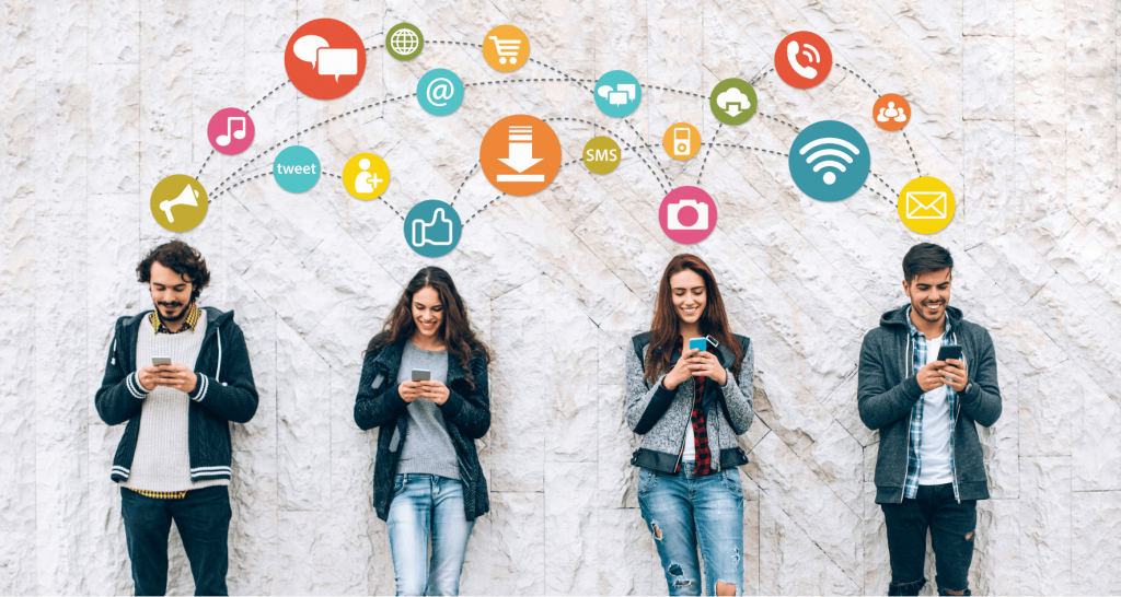 Personnes connectées à leur smartphone : limiter l'utilisation des réseaux sociaux permet de réduire son empreinte numérique.