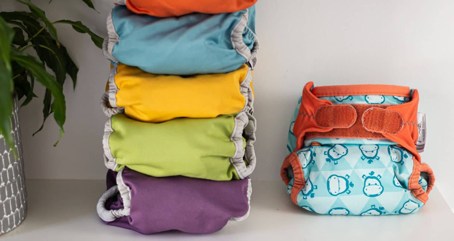 Couches lavables et réutilisables de différentes couleurs et motifs pour bébé