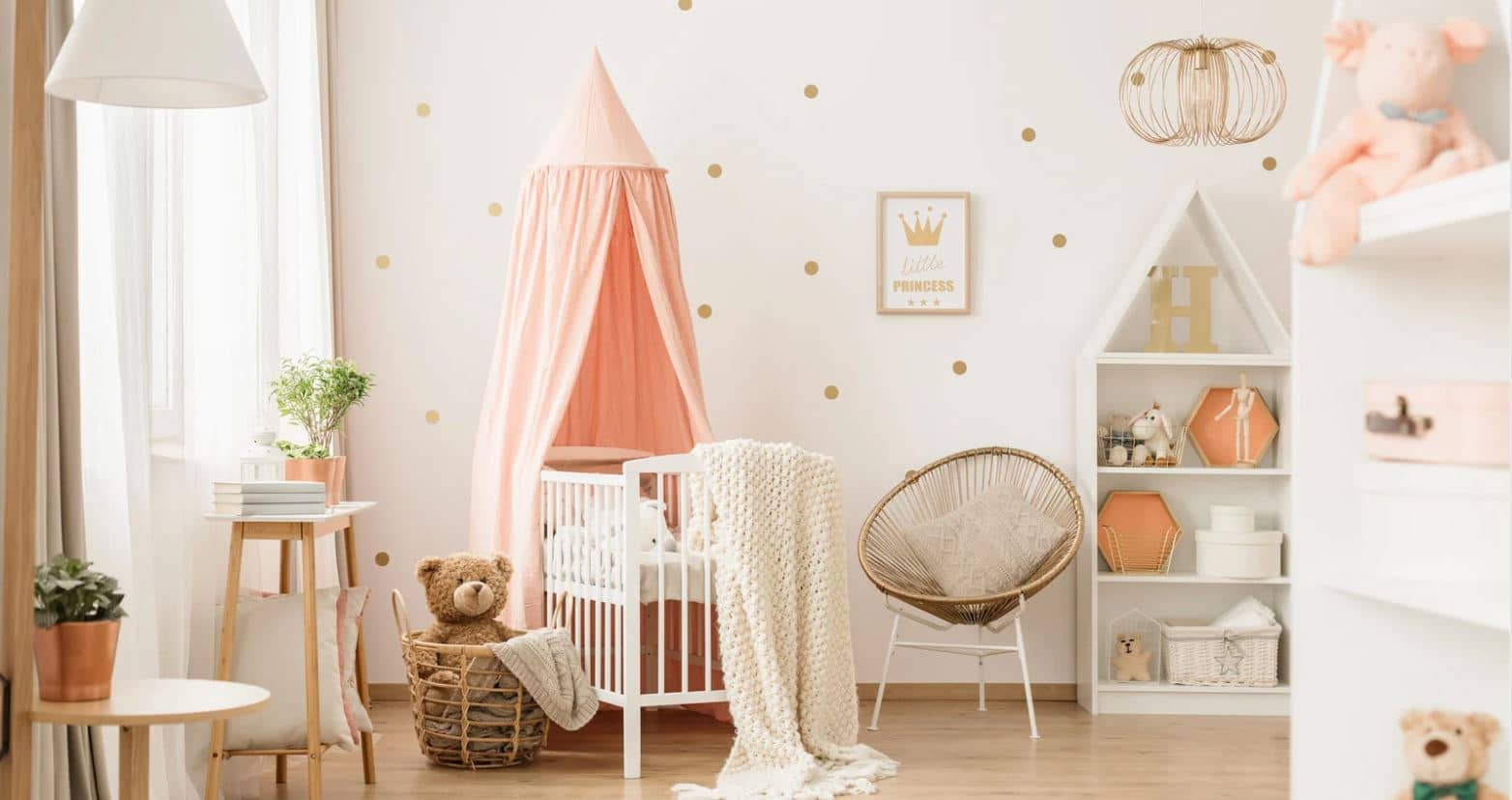 Chambre bébé aménagée avec mobilier éthique pour bébé, tons clairs et naturels, linge bio