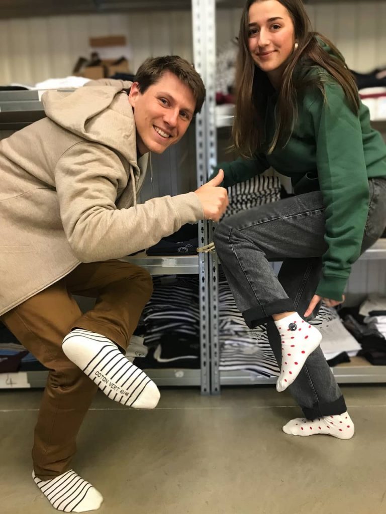 Benjamin et Elisa en chaussettes en coton bio de Coton Vert