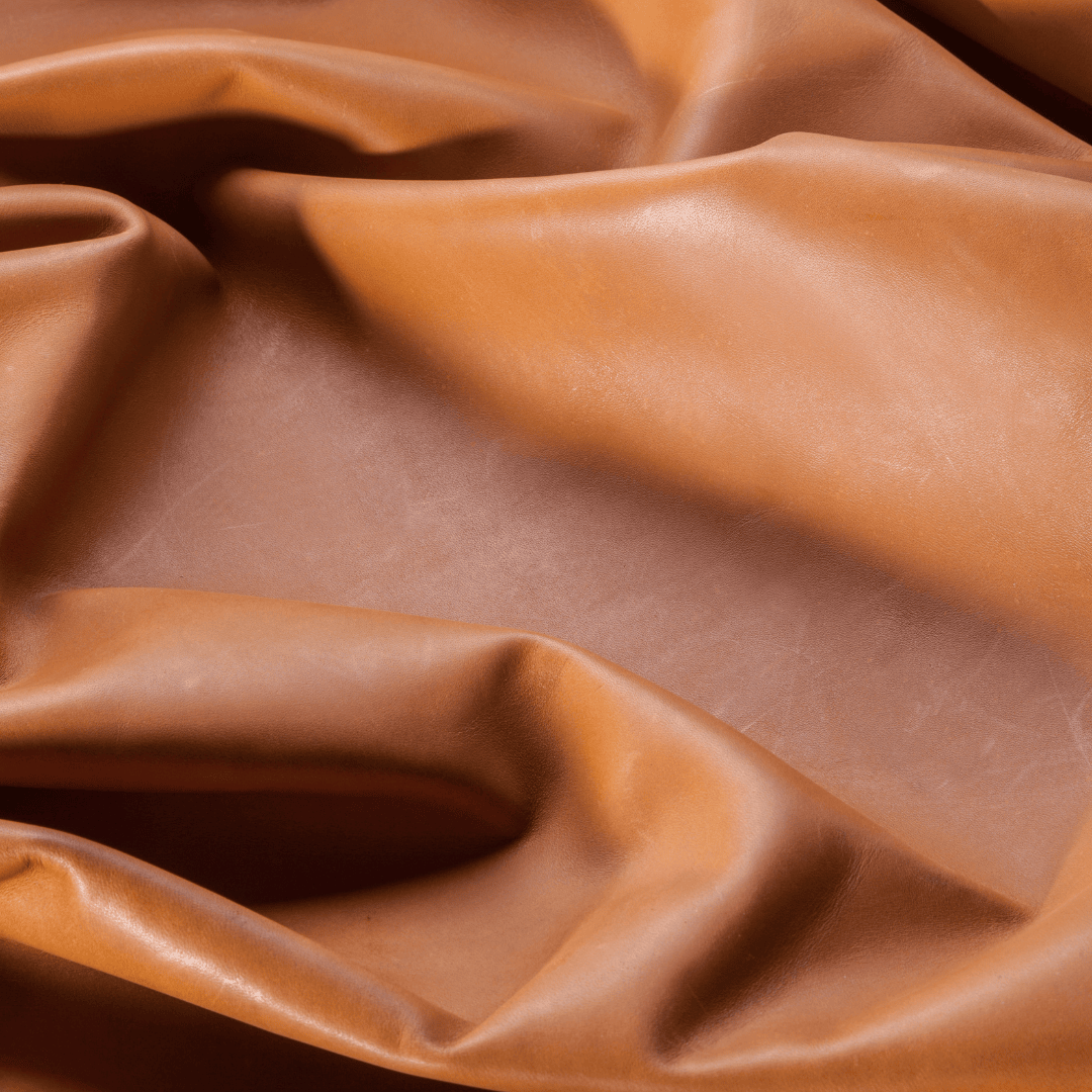 Le tannage au cuir végétal est utilisé dans la mode éthique comme matière éco-responsable avec un impact plus faible sur l'environnement.