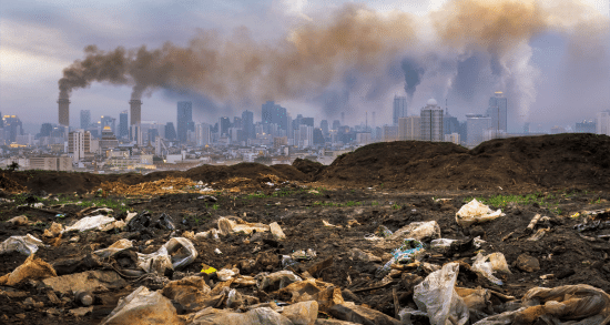 paysage pollué avec émissions de gaz à effet de serre et déchets