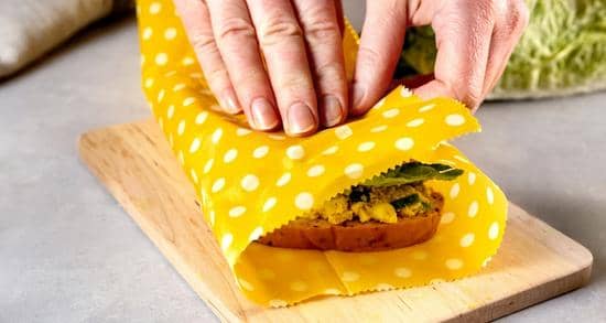 Utilisation du bee wrap comme alternative écologique pour emballer un sandwich