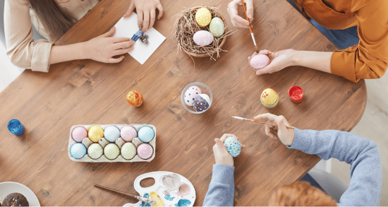 Décorer des œufs de pâques avec de la peinture naturelle