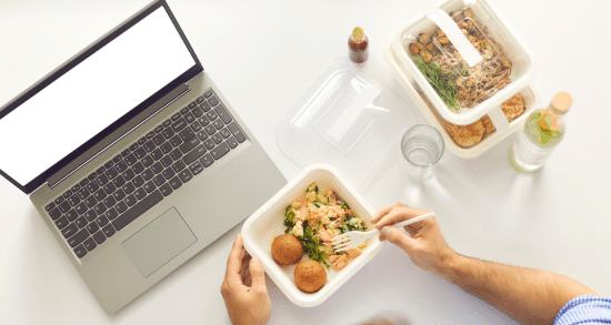 Tu peux amener ton propre repas et ta vaisselle réutilisable pour un repas plus écolo au travail